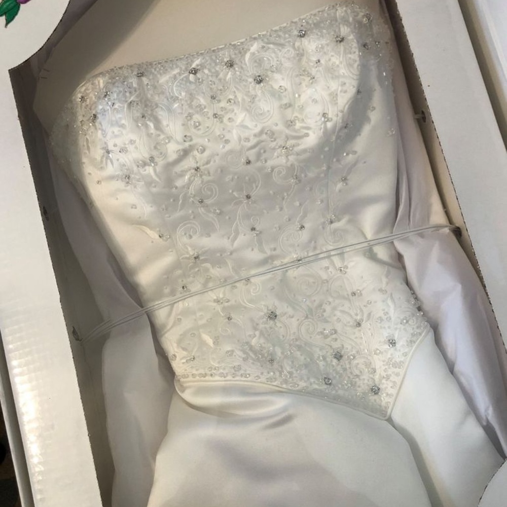 Maggie Sortero beautiful, satin, beaded, corseted wedding dress - Picture 10 of 16